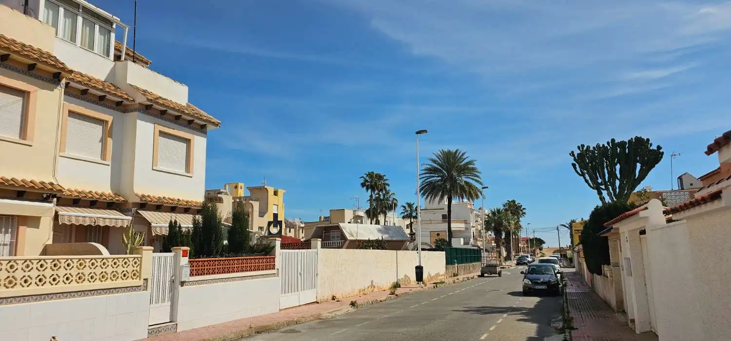 Außenansicht von Einfamilien-Reihenhaus zum Verkauf in Torrevieja mit Terrasse, Möbliert und Alarm