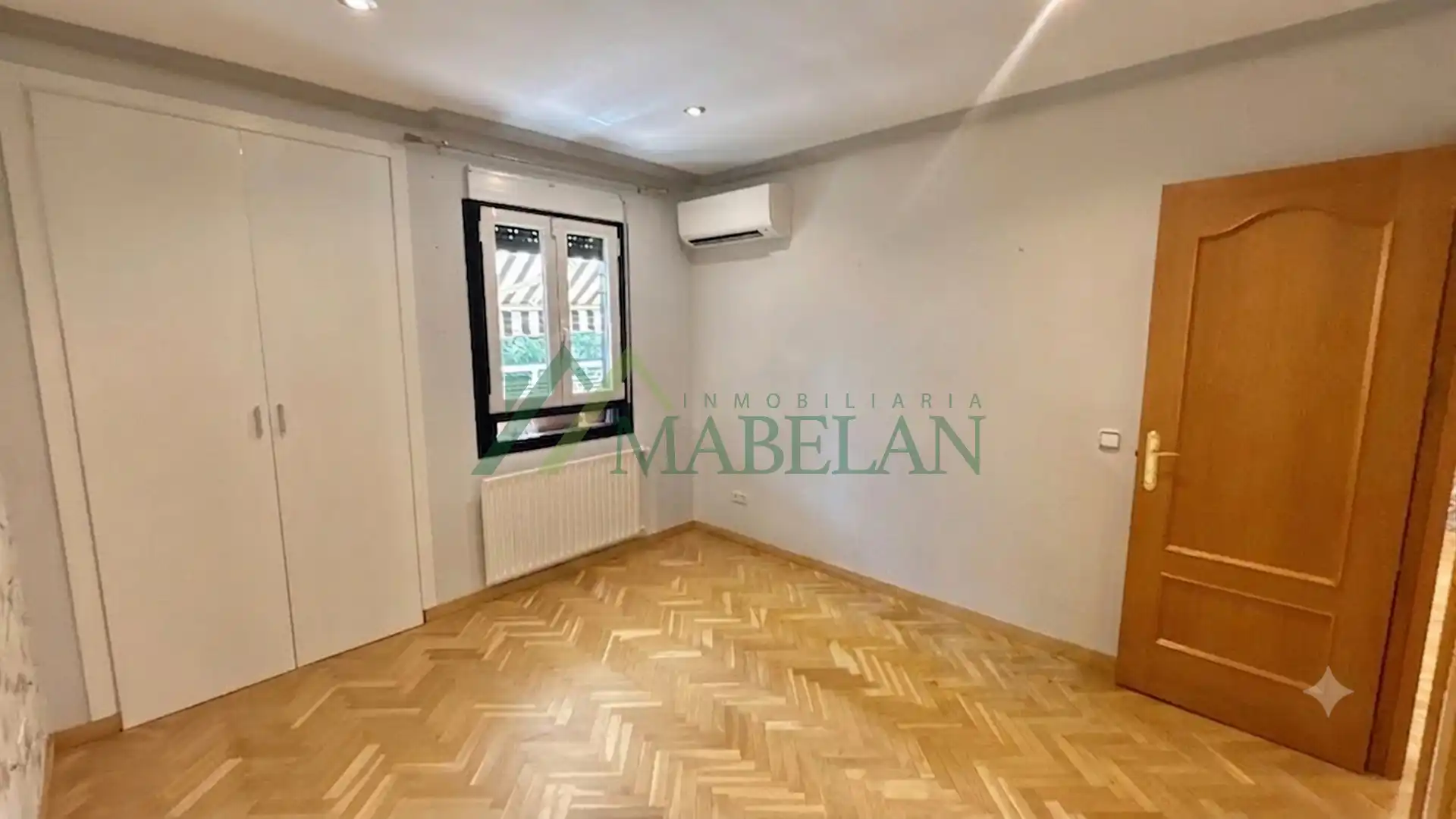 Schlafzimmer von Dachboden zum Verkauf in Las Rozas de Madrid mit Klimaanlage, Heizung und Parkett