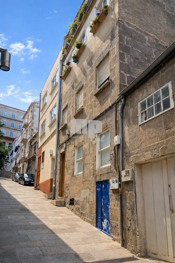 Vista exterior de Edificio en venta en Vigo 