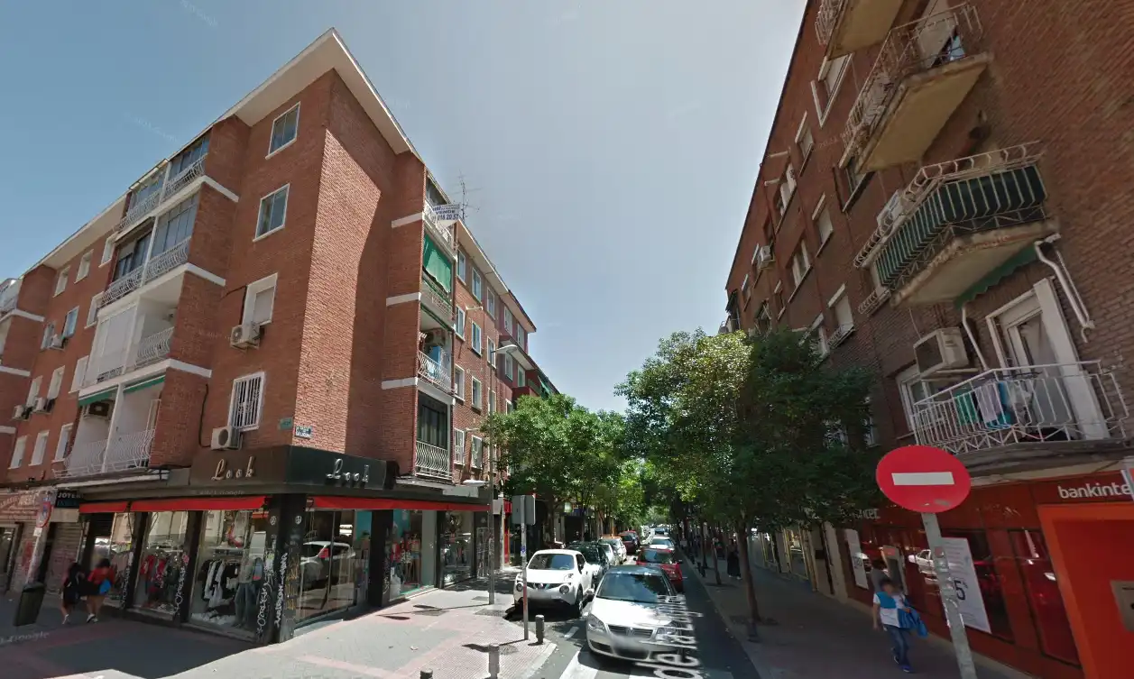 Vista exterior de Piso en venta en Madrid con Calefacción y Alarma
