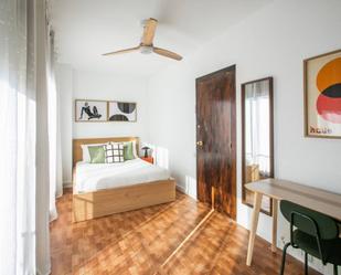 Dormitori de Apartament per a compartir en  Barcelona Capital amb Calefacció, Moblat i Forn