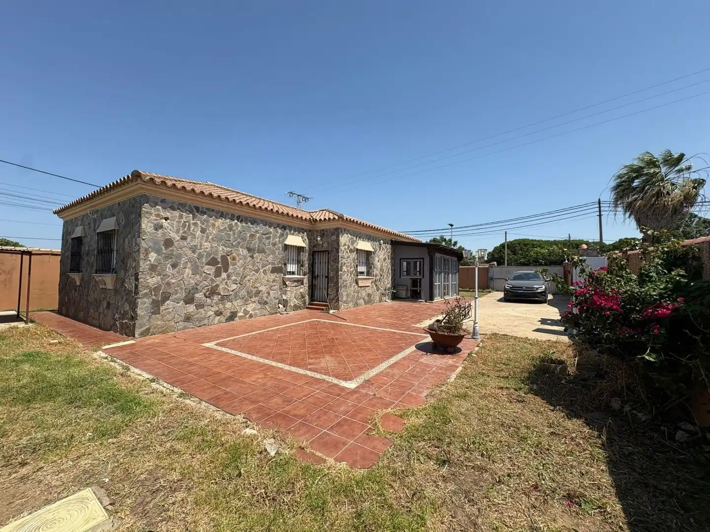 Vista exterior de Casa o xalet en venda en Chiclana de la Frontera amb Jardí privat