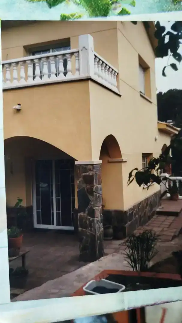 Vista exterior de Finca rústica per a compartir en Vallirana amb Jardí privat, Moblat i Forn