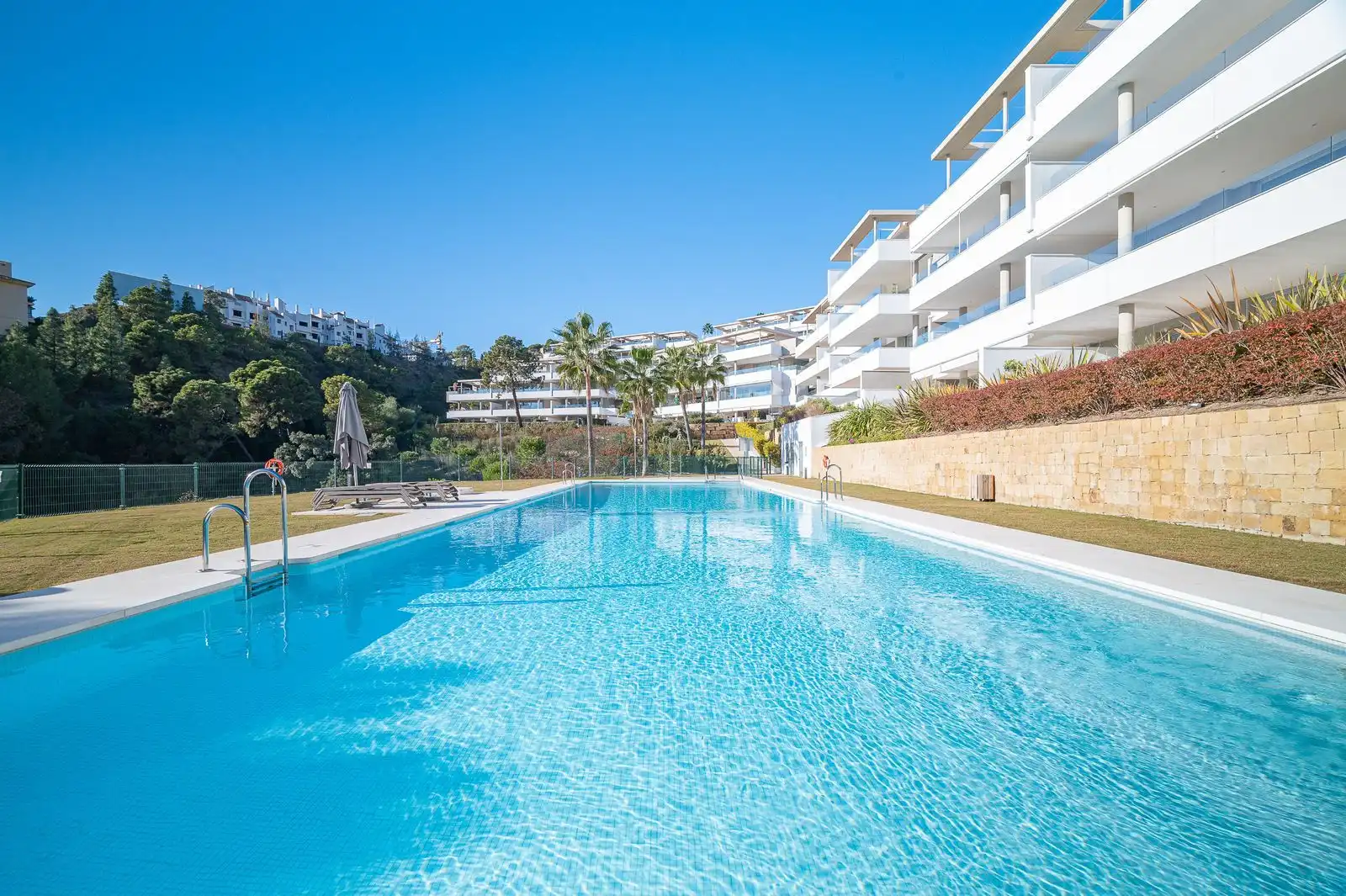 Piscina de Dúplex en venta en Benahavís con Aire acondicionado, Terraza y Trastero