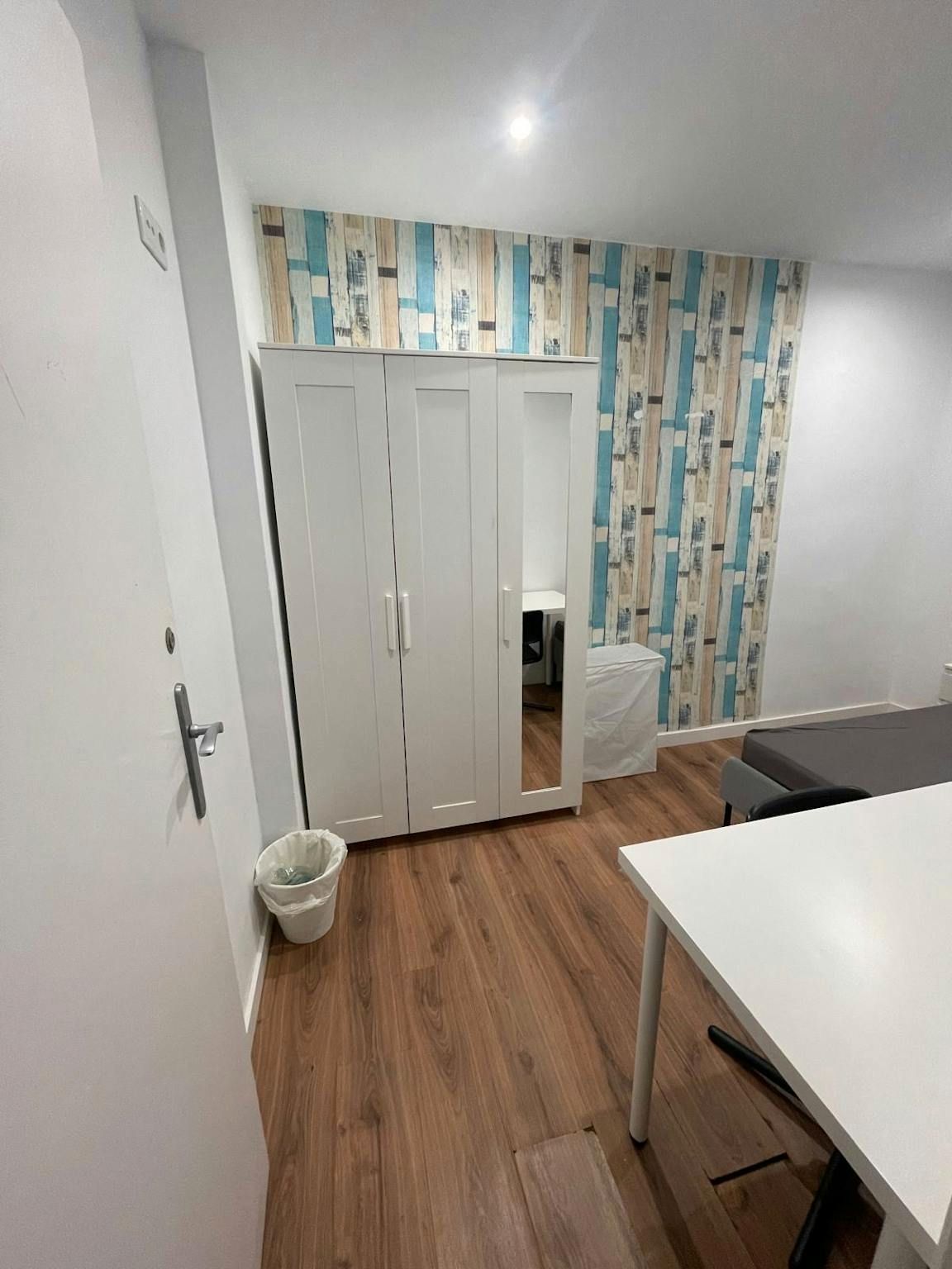 Bedroom of Flat to share in Badalona  with Heating and Washing machine