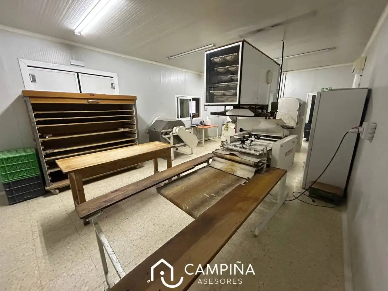 Fabrikhallen zur Miete in Beas