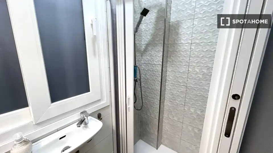 Badezimmer von Wohnung zur untervermieten in Sevilla mit Klimaanlage, Heizung und Terrasse