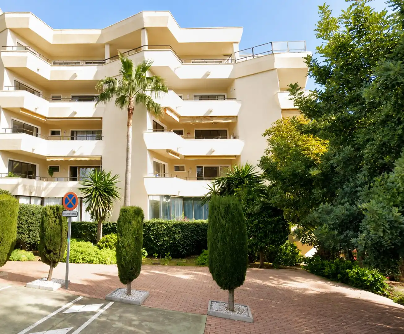Vista exterior de Pis en venda en Estepona amb Terrassa i Piscina comunitària