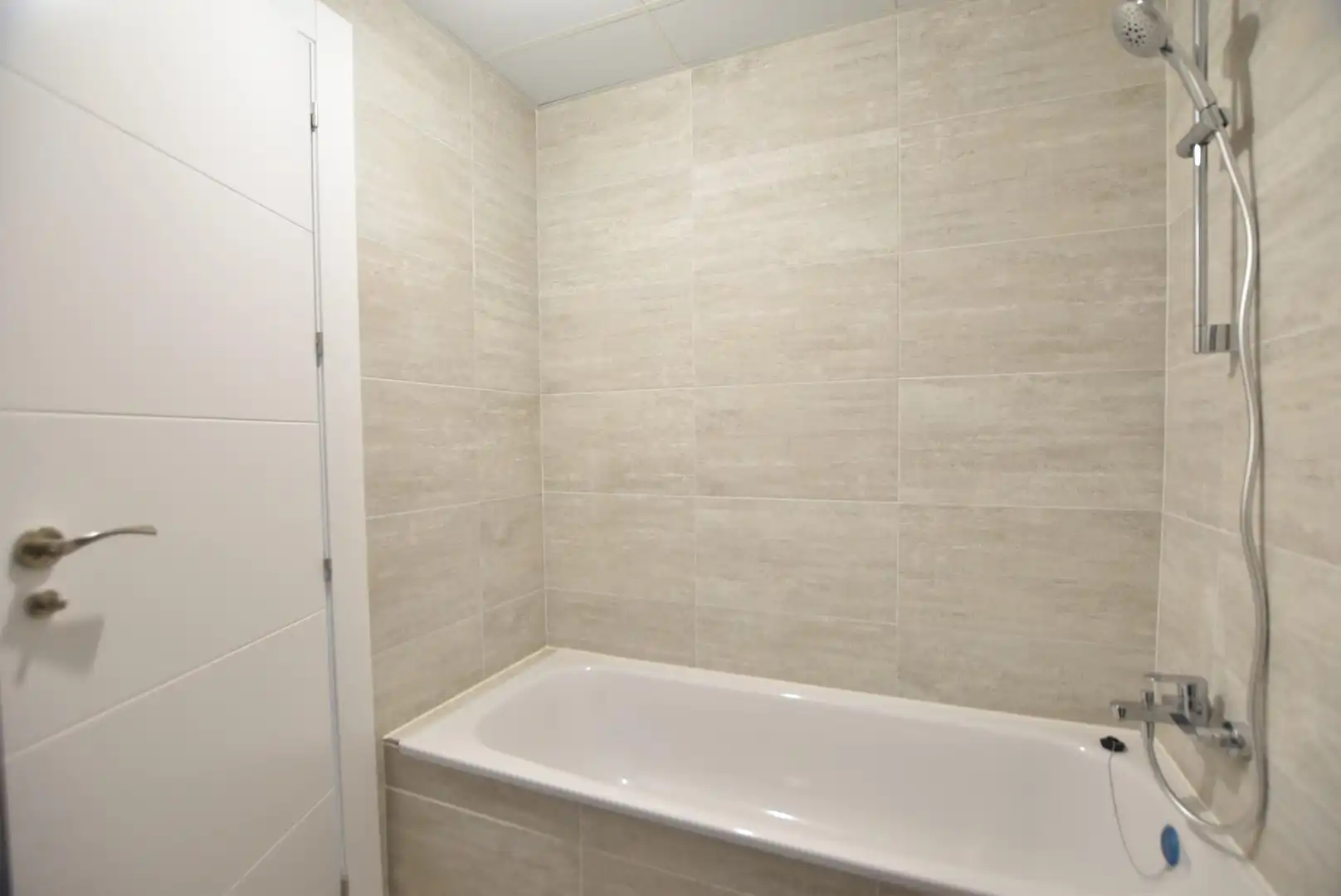 Baño de Piso de alquiler en Granada con Calefacción, Terraza y Piscina comunitaria