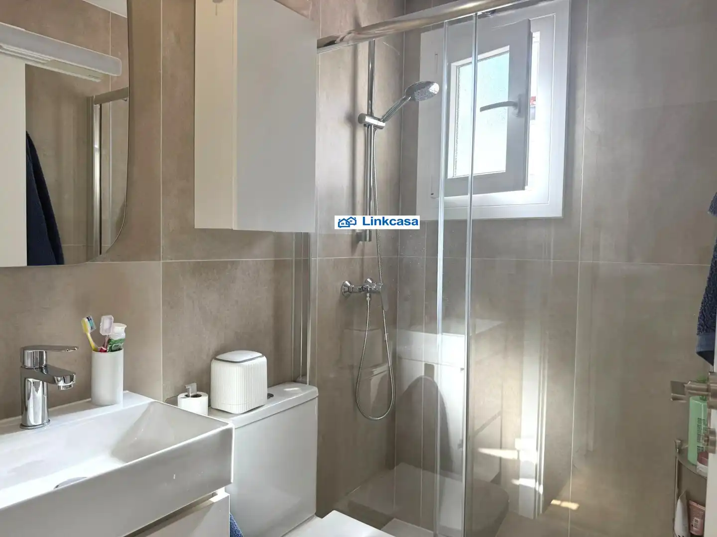 Bathroom of Flat for sale in Madrid  with Air Conditioner, Heating and Terrace