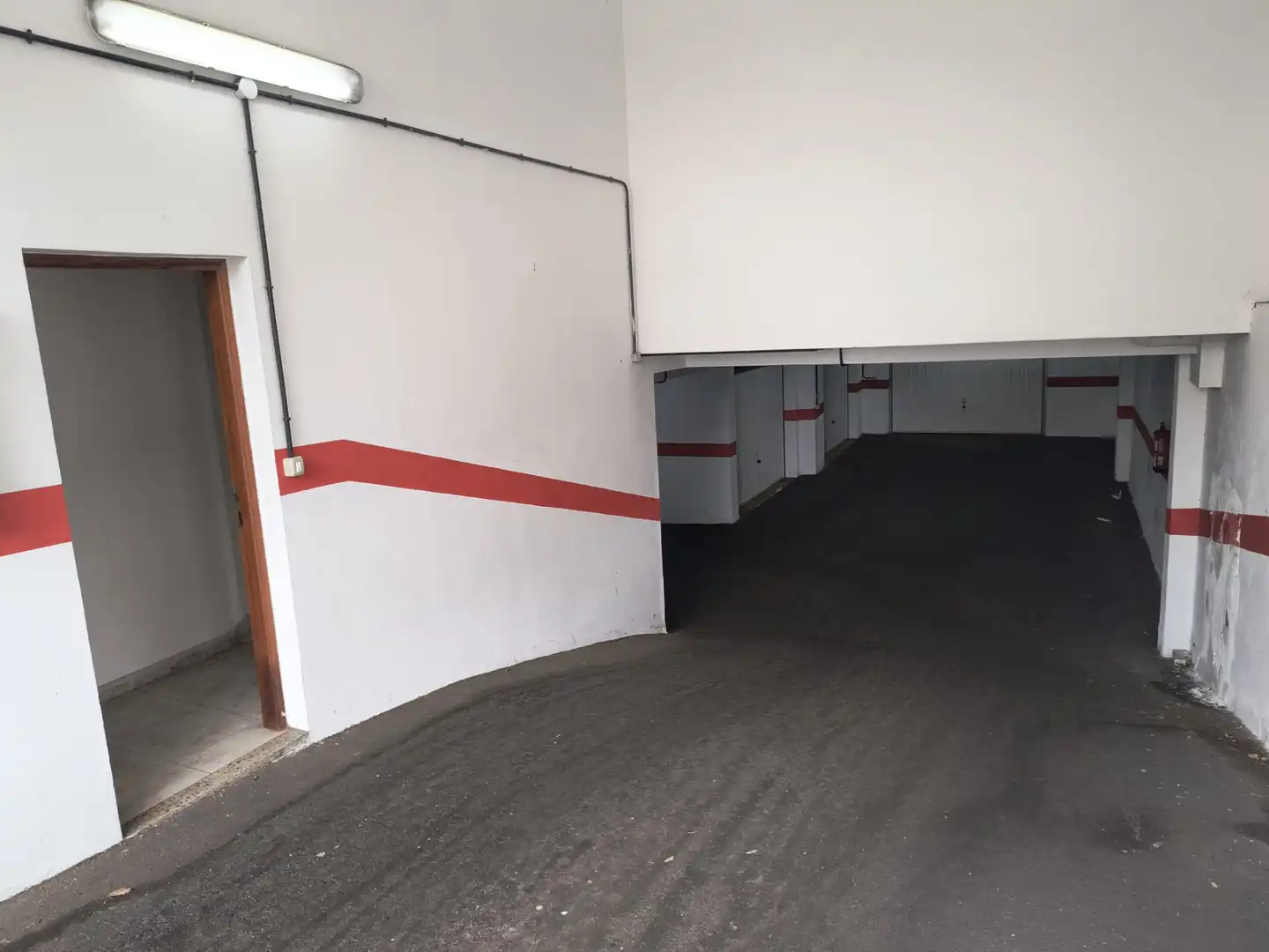 Parkplatz von Einfamilien-Reihenhaus zum Verkauf in Puerto de la Cruz mit Abstellraum, Ofen und Balkon