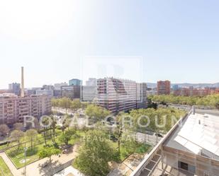 Vista exterior de Apartament en venda en  Barcelona Capital amb Aire condicionat, Terrassa i Piscina