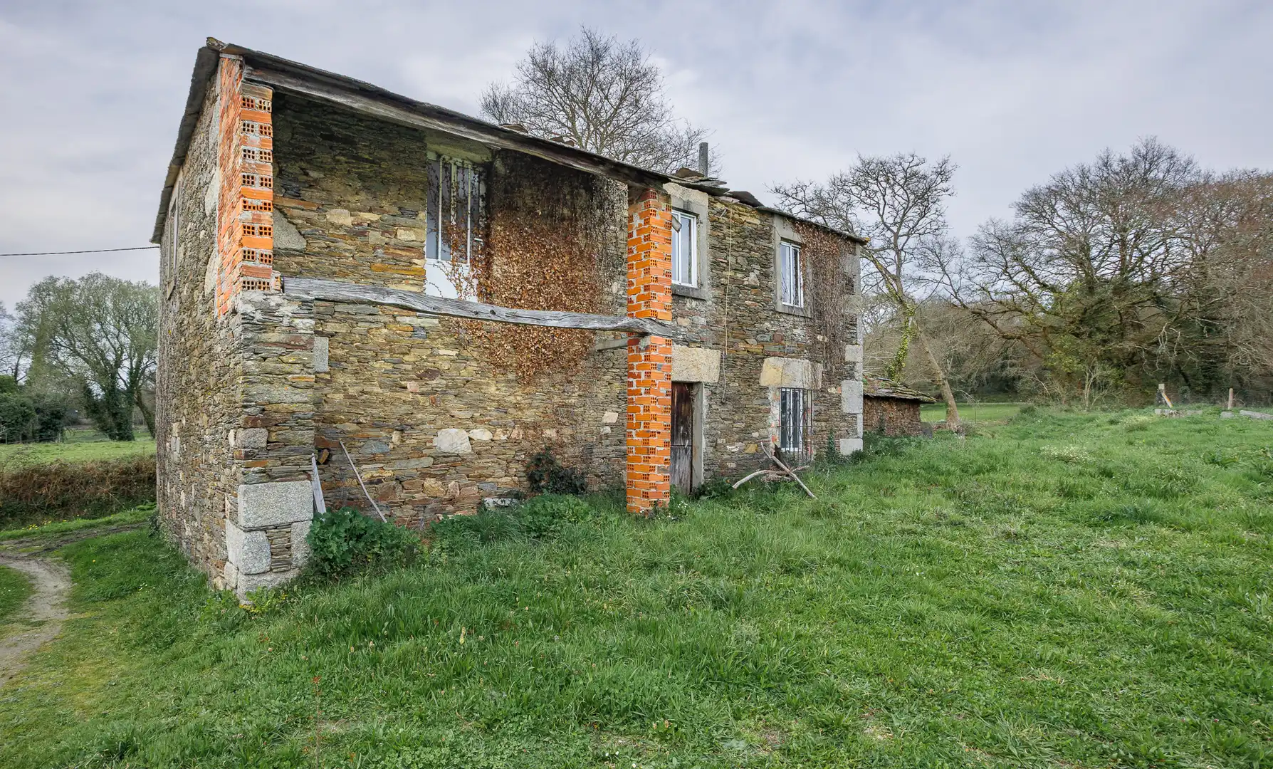 Außenansicht von Country house zum Verkauf in Begonte