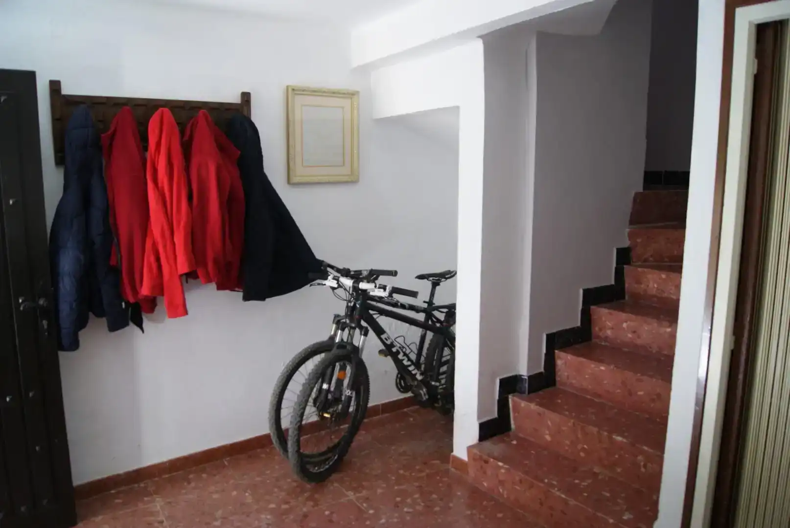Wohnung zum Verkauf in Biel mit Klimaanlage, Privatgarten und Abstellraum