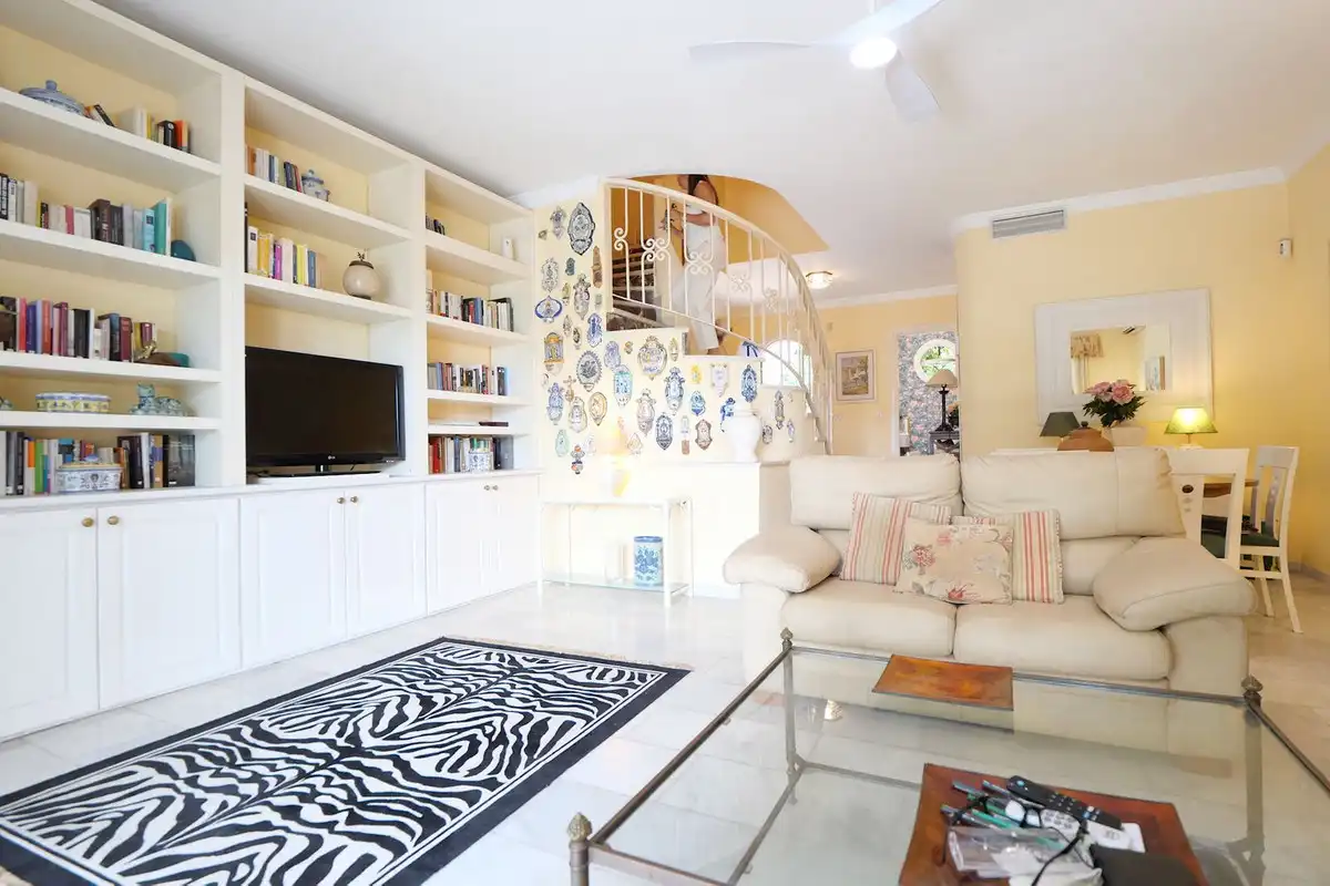 Sala de estar de Casa adosada en venta en Marbella con Aire acondicionado, Terraza y Piscina comunitaria