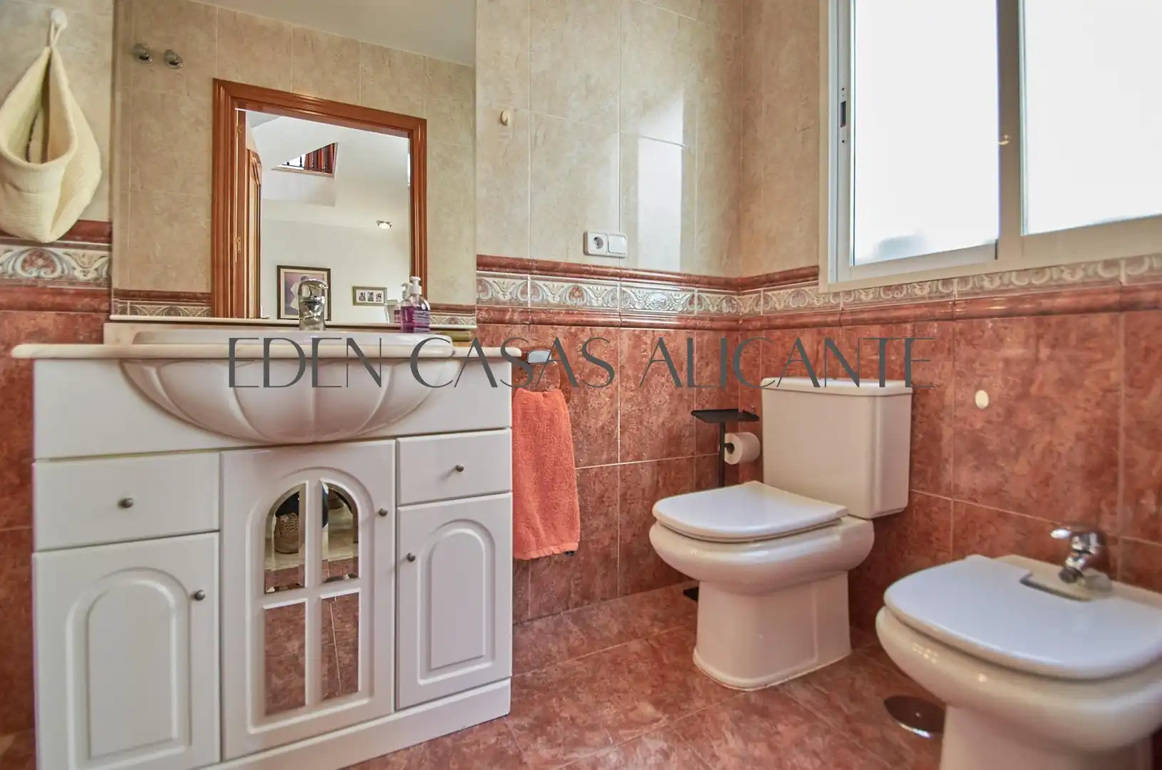 Bany de Casa adosada en venda en San Vicente del Raspeig / Sant Vicent del Raspeig amb Aire condicionat, Jardí privat i Parquet