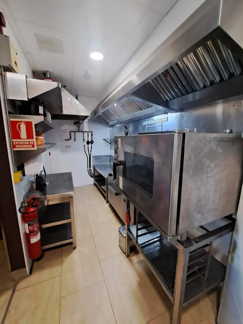 Cocina de Local de alquiler en Ribeira con Amueblado