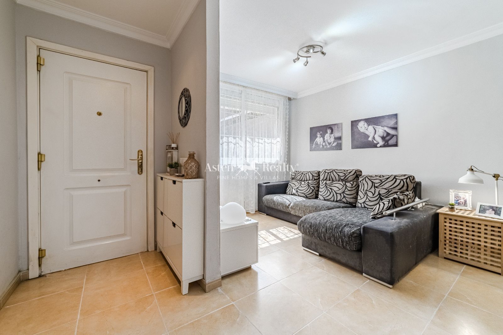 Sala d'estar de Casa adosada en venda en San Miguel de Abona amb Jardí privat, Terrassa i Piscina