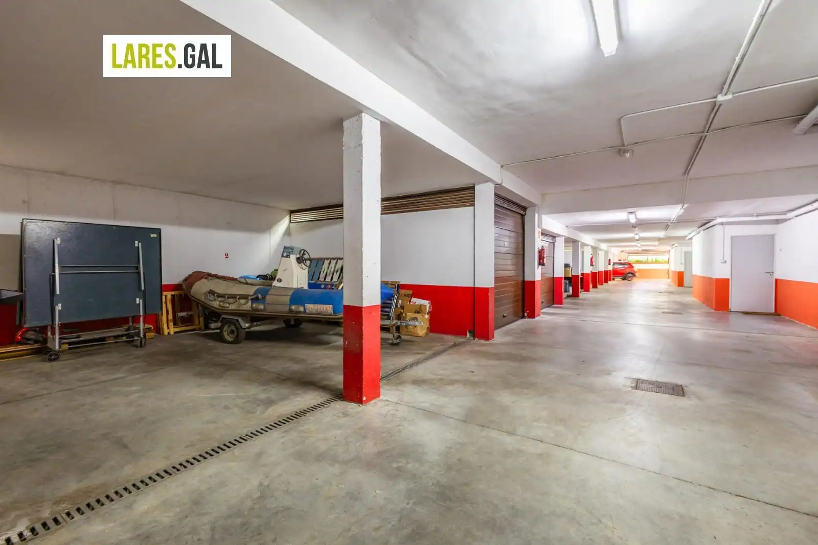 Parkplatz von Einfamilien-Reihenhaus zum Verkauf in Cangas  mit Heizung, Terrasse und Abstellraum