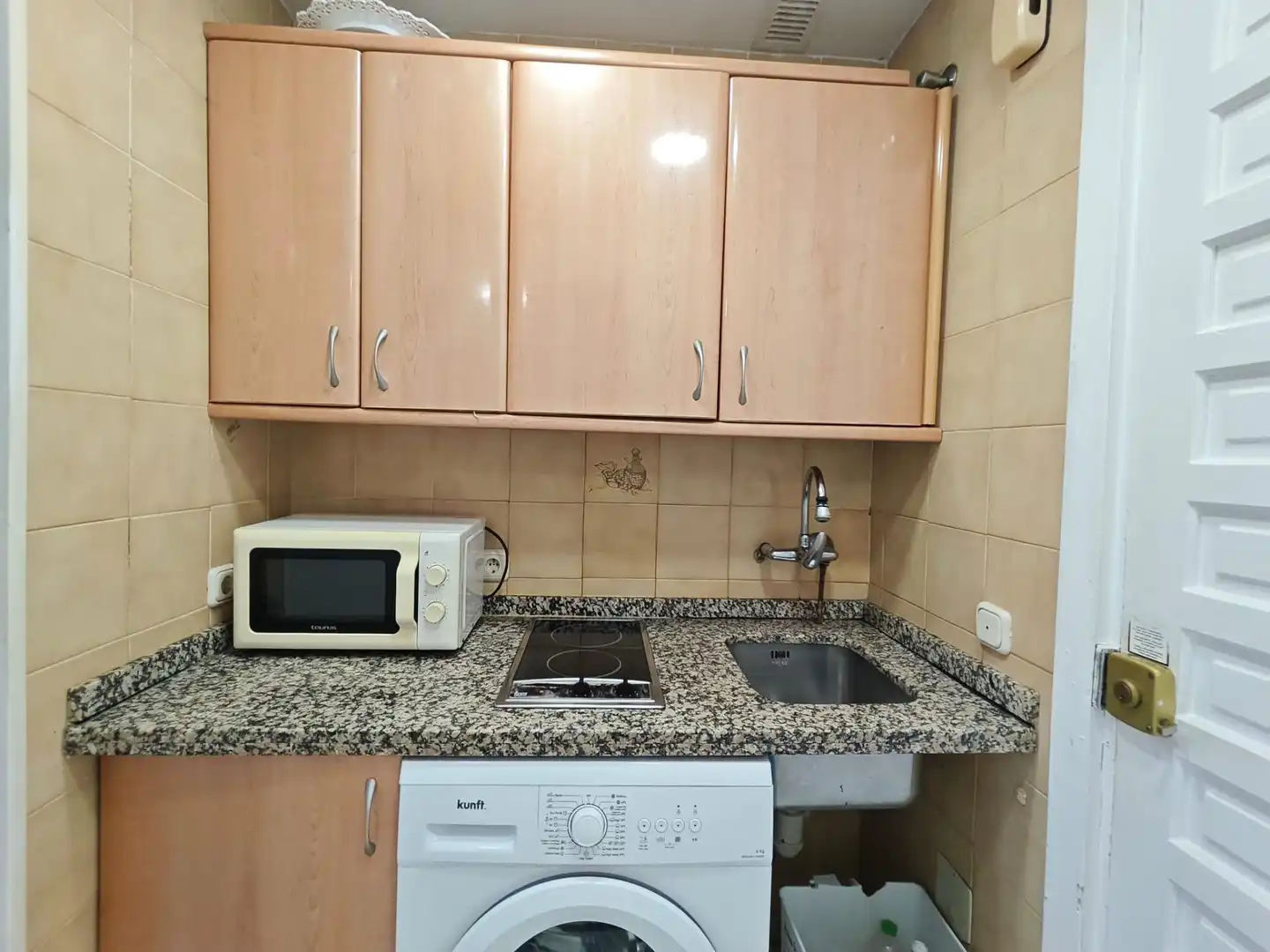 Cuina de Estudi de lloguer en Benalmádena amb Jardí privat, Terrassa i Moblat