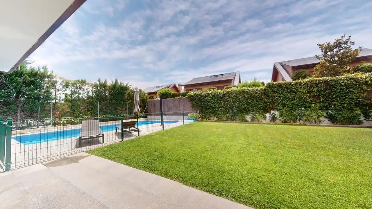 Swimming pool of Houses for sale in Ciudalcampo  with Air Conditioner, Heating and Private garden