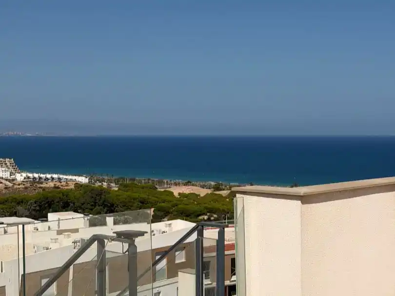 Vista exterior de Àtic de lloguer en Santa Pola amb Aire condicionat, Piscina i Balcó