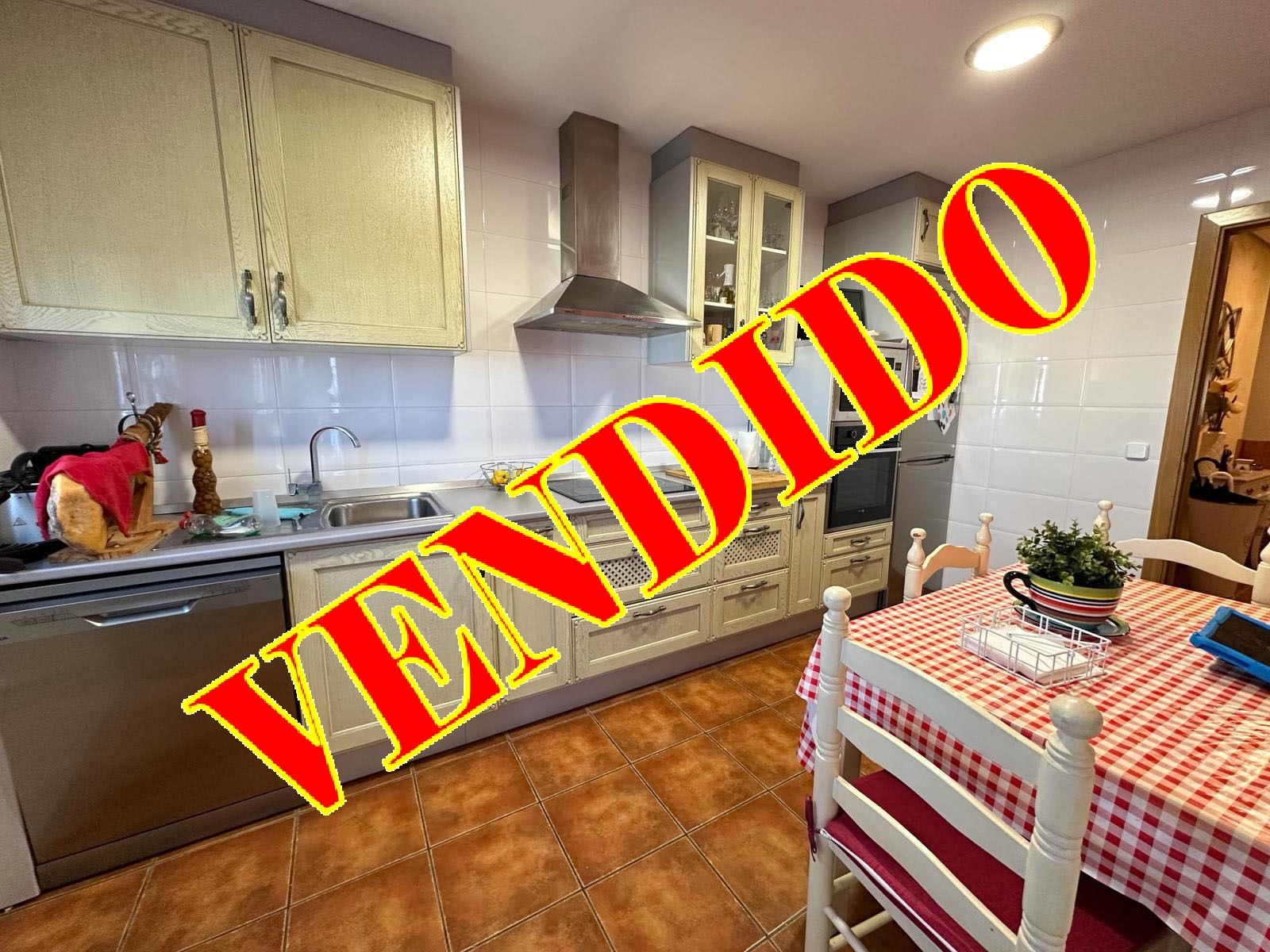 Cuina de Casa adosada en venda en Velada amb Calefacció i Jardí privat