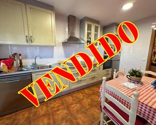 Cuina de Casa adosada en venda en Velada amb Calefacció i Jardí privat