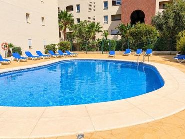 Flat with pool for sale in La Duquesa