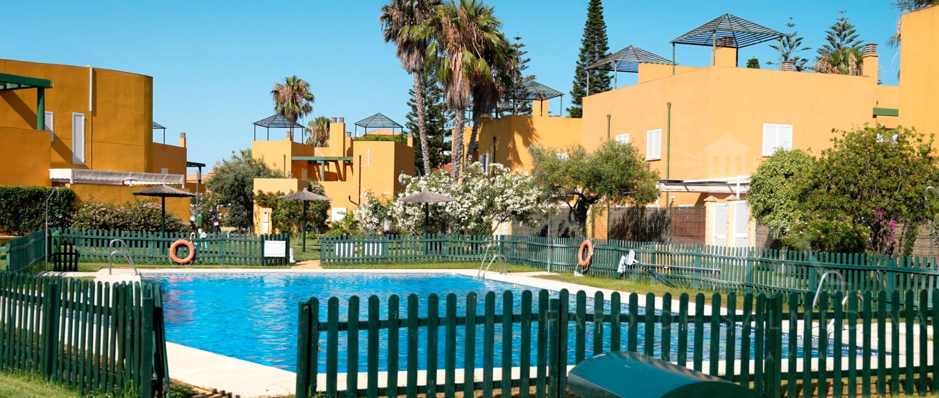 Jardí de Casa adosada en venda en Rota amb Aire condicionat, Terrassa i Piscina comunitària