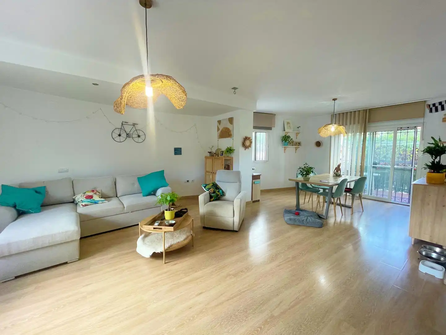 Sala d'estar de Casa adosada en venda en Alhaurín de la Torre amb Aire condicionat, Jardí privat i Terrassa