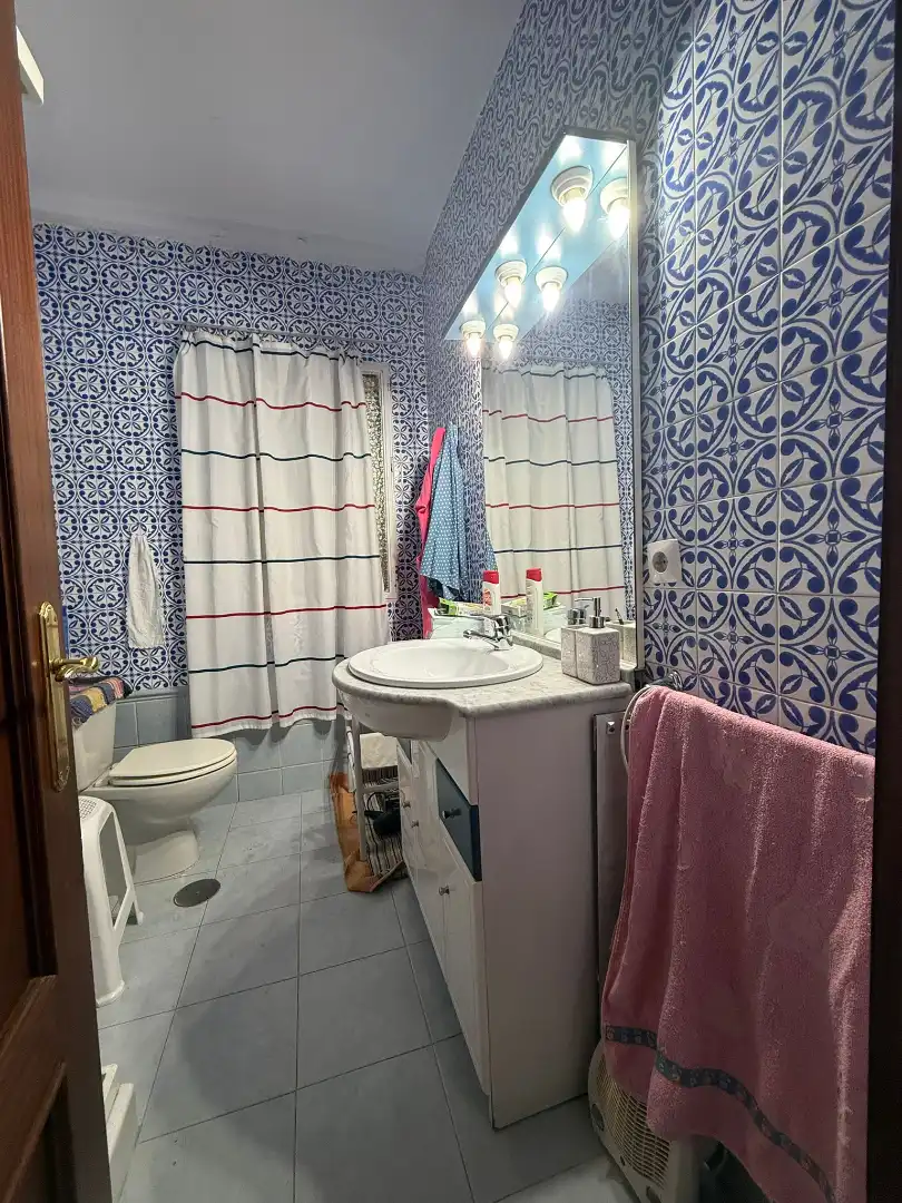 Badezimmer von Wohnung zum Verkauf in Sevilla mit Klimaanlage, Terrasse und Möbliert
