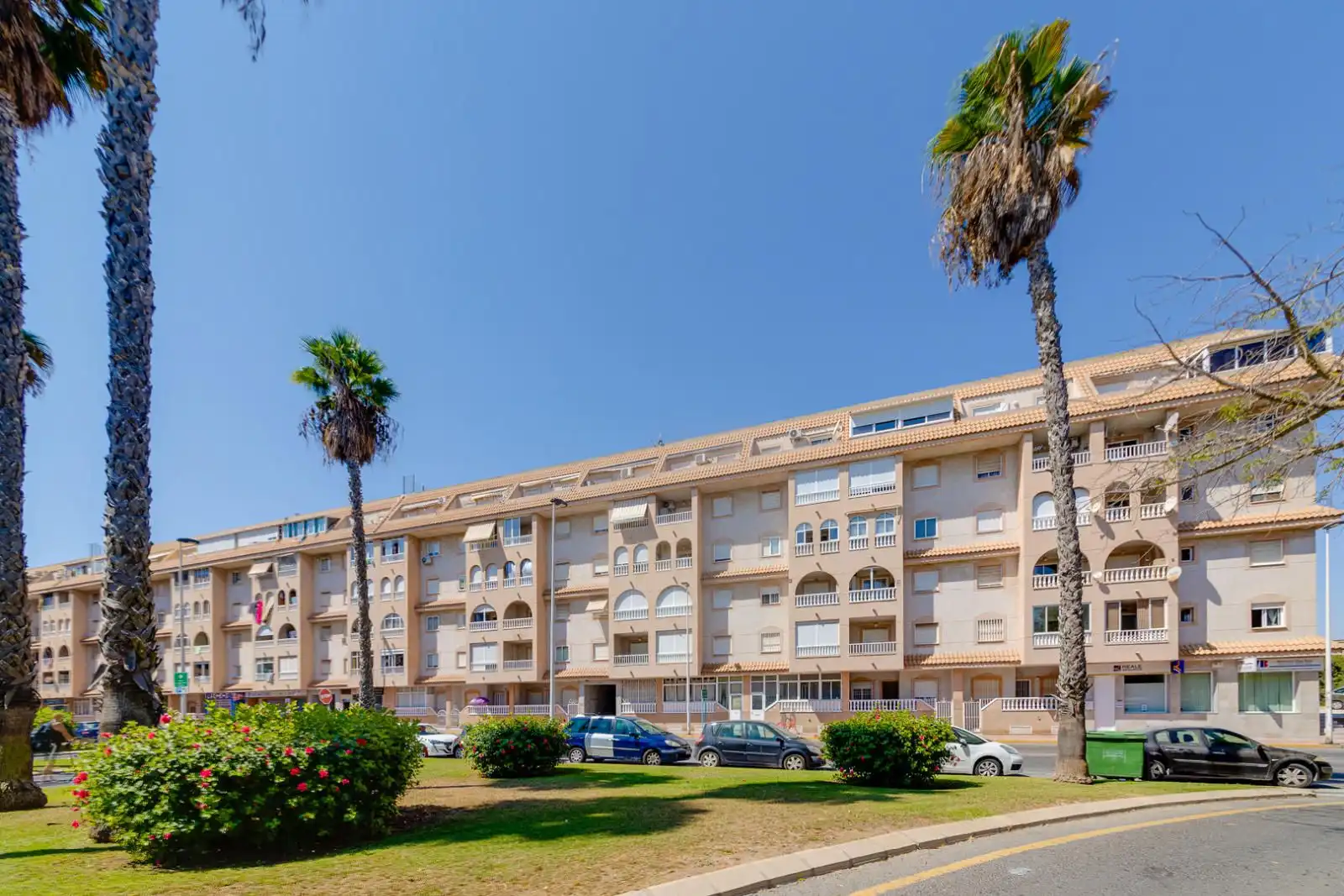 Vista exterior de Ático en venta en Torrevieja con Aire acondicionado, Terraza y Piscina