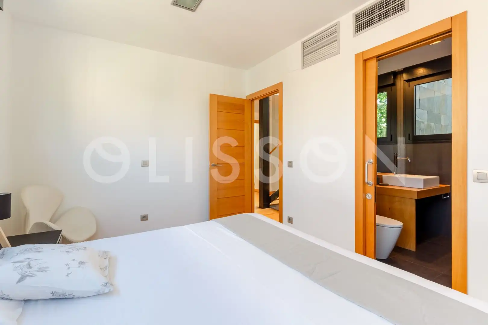 Dormitori de Casa o xalet en venda en Madrid amb Aire condicionat, Calefacció i Jardí privat