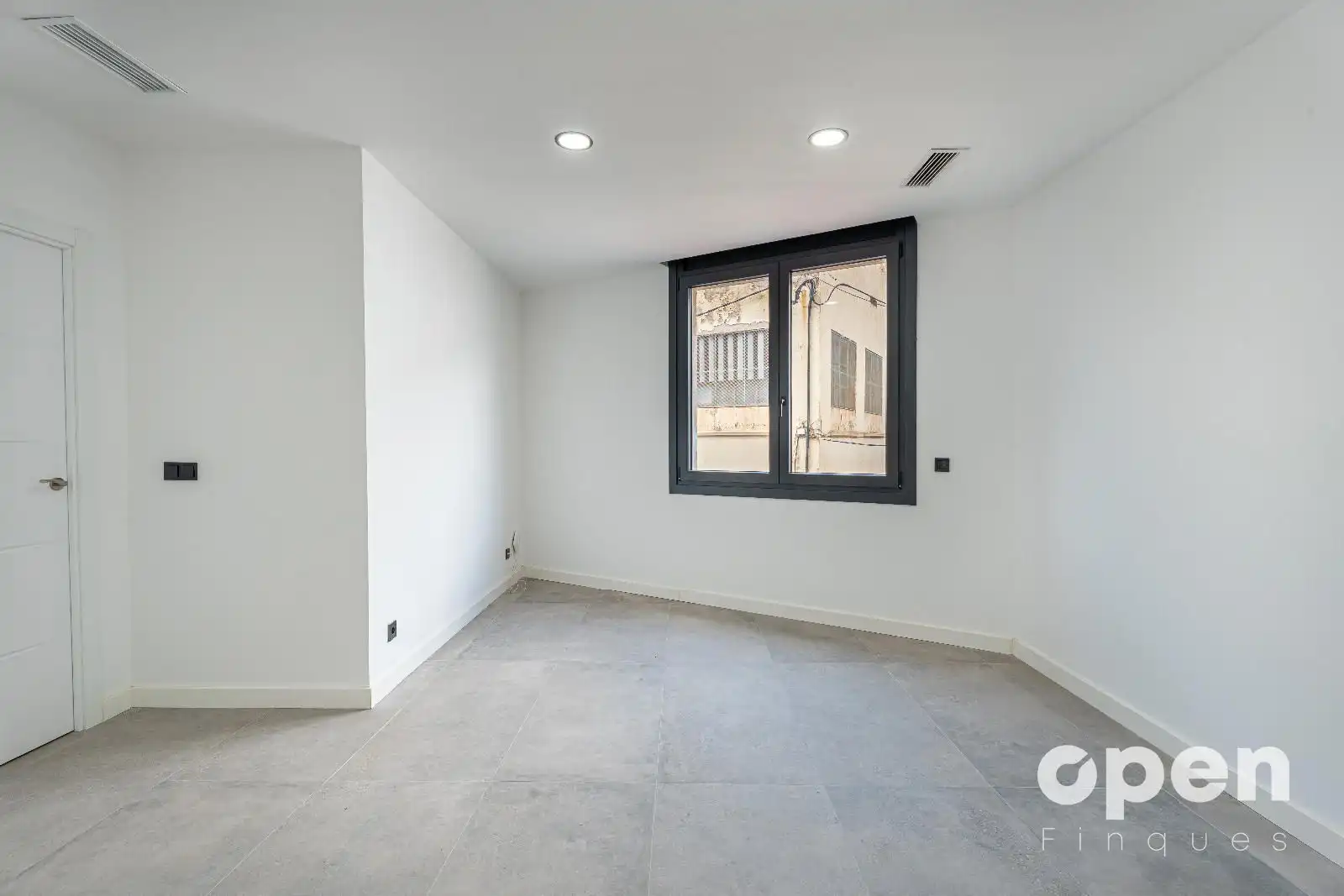 Wohnung zum Verkauf in Terrassa mit Klimaanlage, Heizung und Terrasse