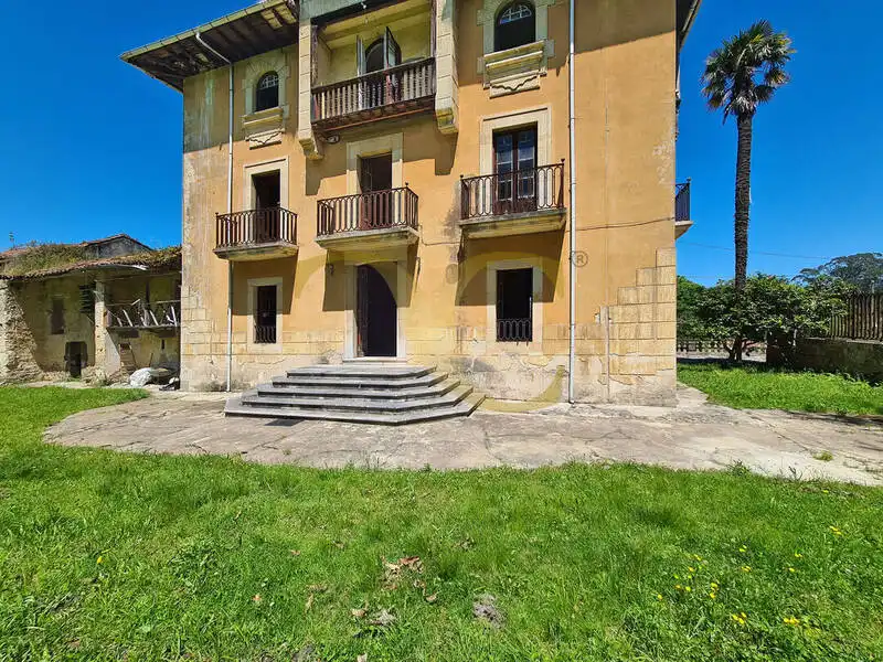 Vista exterior de Casa o xalet en venda en Llanes amb Jardí privat, Terrassa i Traster