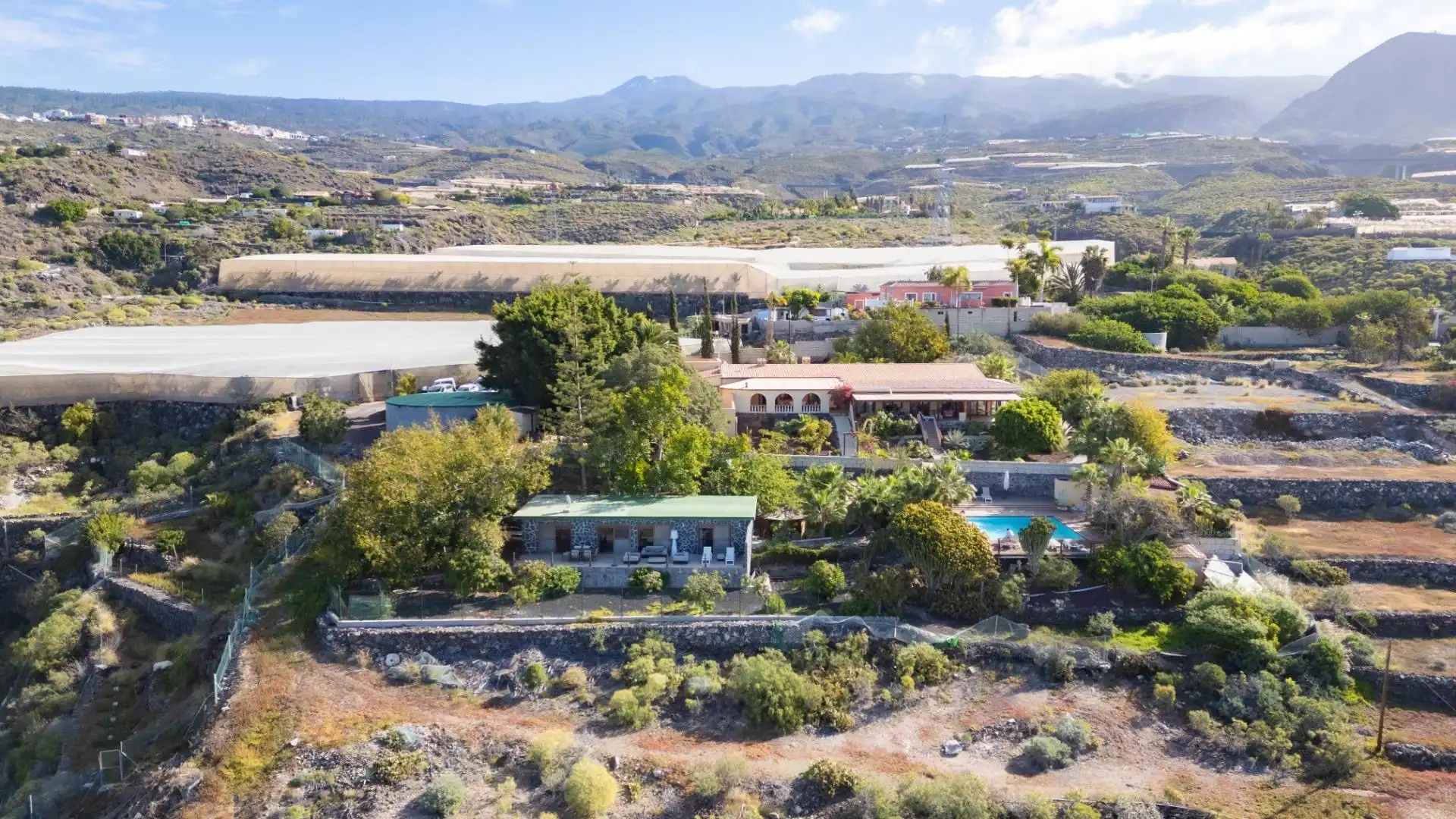 Vista exterior de Casa o xalet en venda en Guía de Isora amb Aire condicionat, Jardí privat i Terrassa