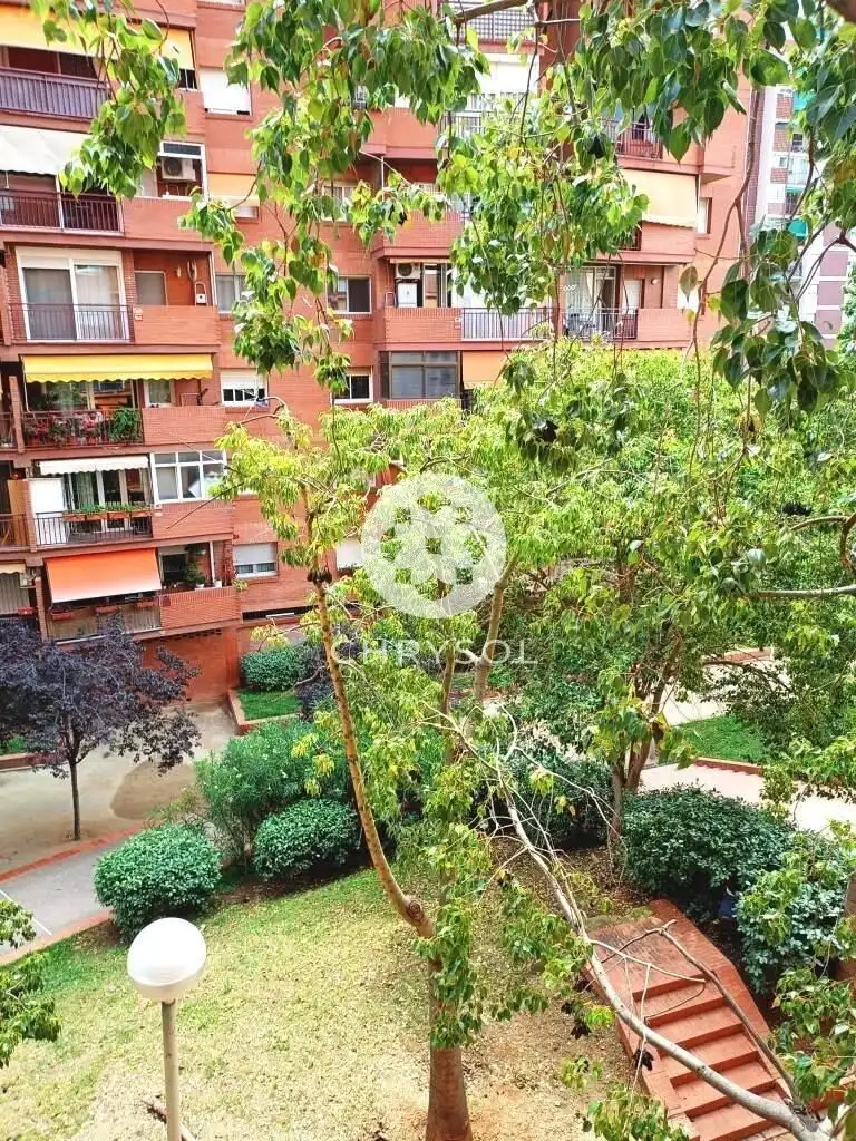 Außenansicht von Wohnung zum Verkauf in Barcelona mit Klimaanlage, Heizung und Privatgarten