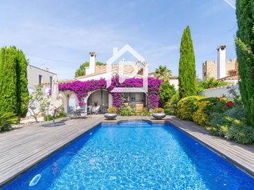 Detached house with pool for sale in Peni
