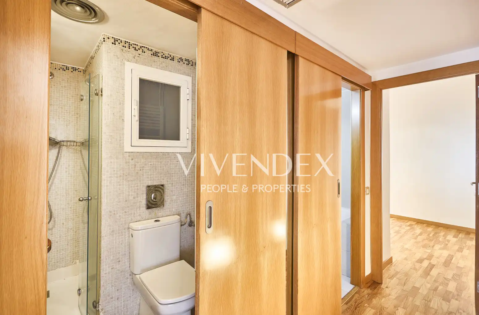 Bathroom of Flat for sale in Barcelona  with Heating, Parquet flooring and Balcony