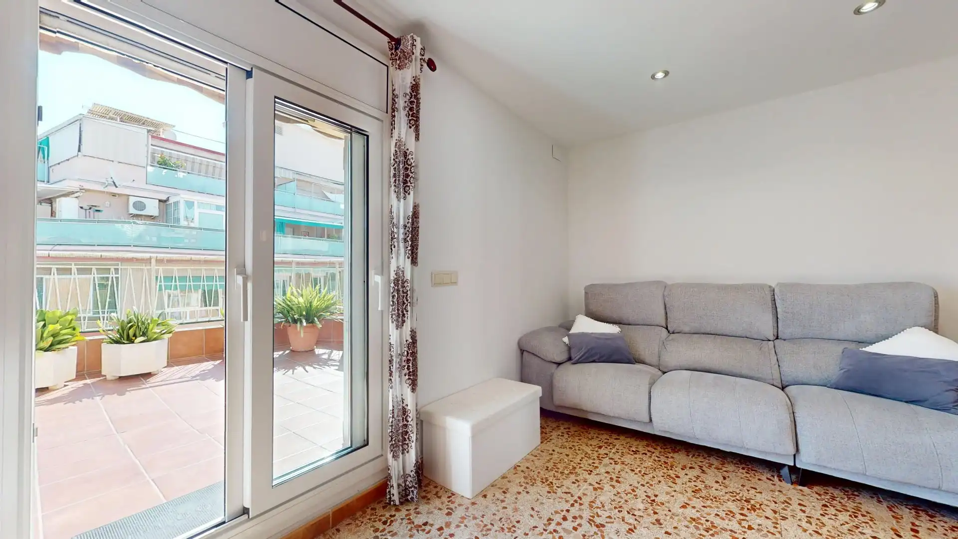 Sala d'estar de Àtic en venda en L'Hospitalet de Llobregat amb Aire condicionat, Terrassa i Traster