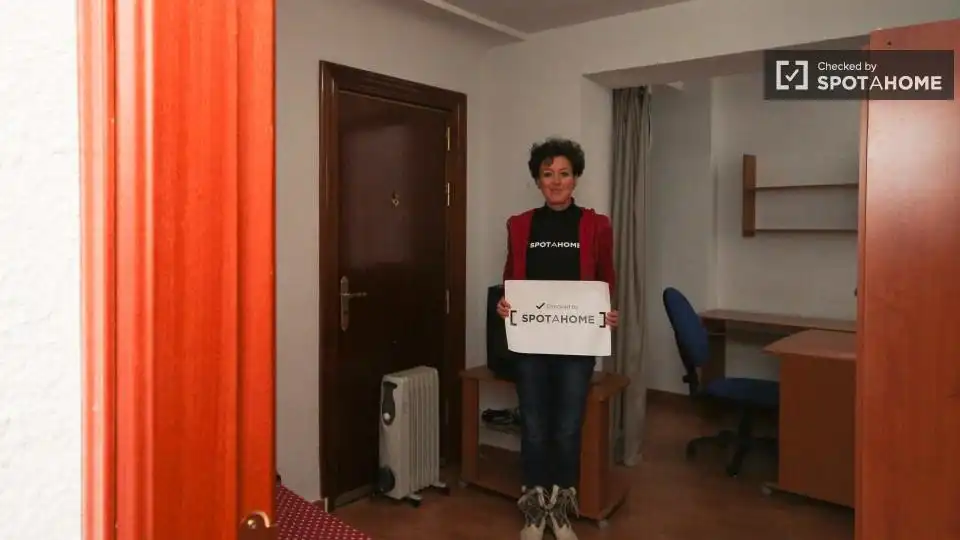 Dormitori de Pis de lloguer en Granada amb Aire condicionat, Calefacció i Moblat