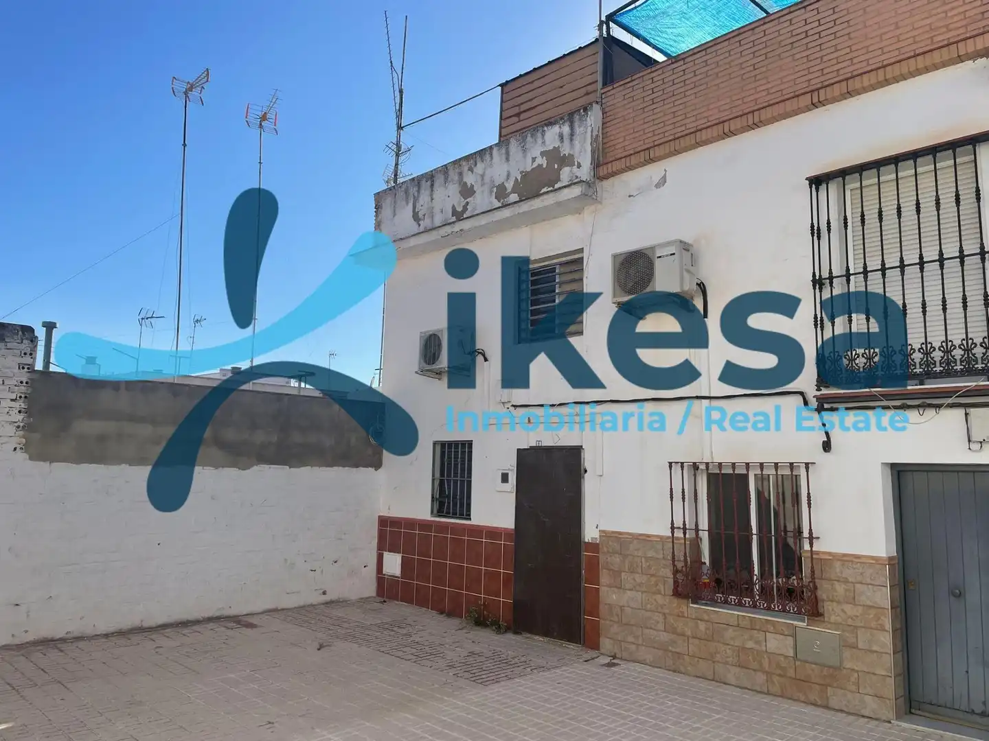 Vista exterior de Casa adosada en venda en Coria del Río