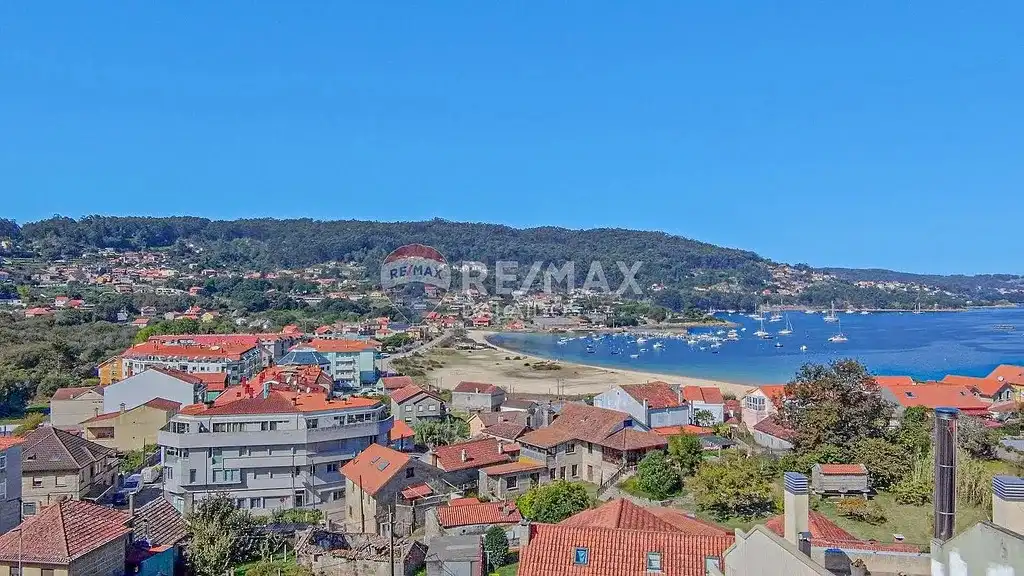 Vista exterior de Casa o xalet en venda en Cangas  amb Calefacció, Jardí privat i Parquet