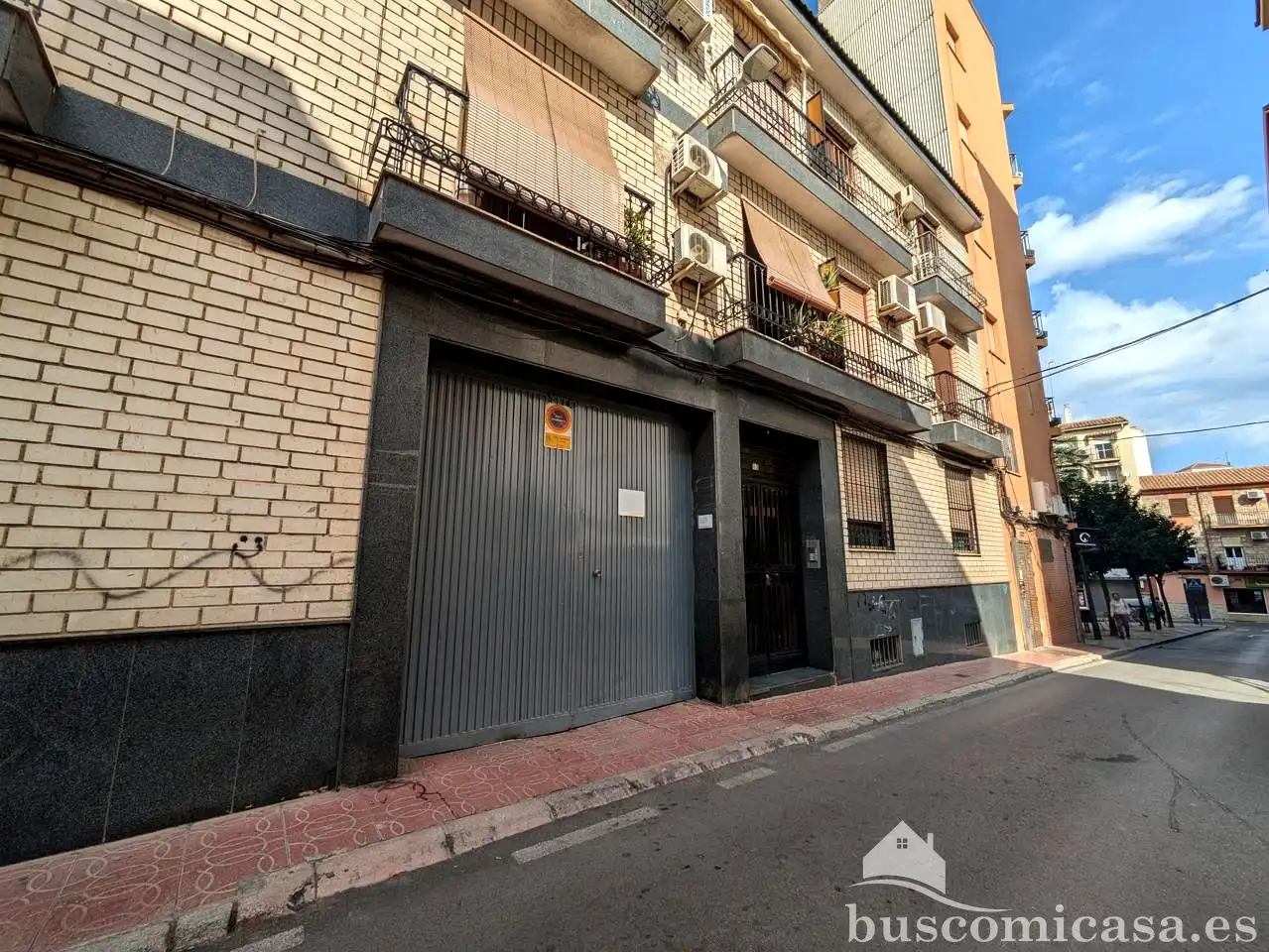 Außenansicht von Erdgeschoss zum Verkauf in Linares