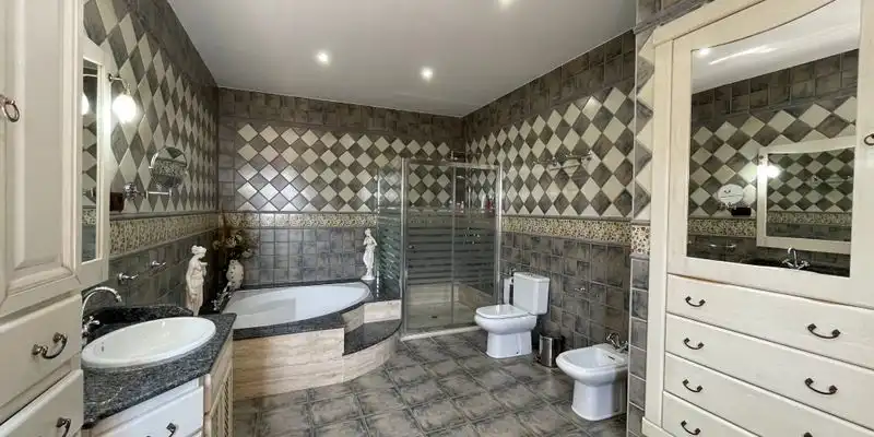 Bany de Casa o xalet en venda en Loja amb Aire condicionat, Jardí privat i Terrassa