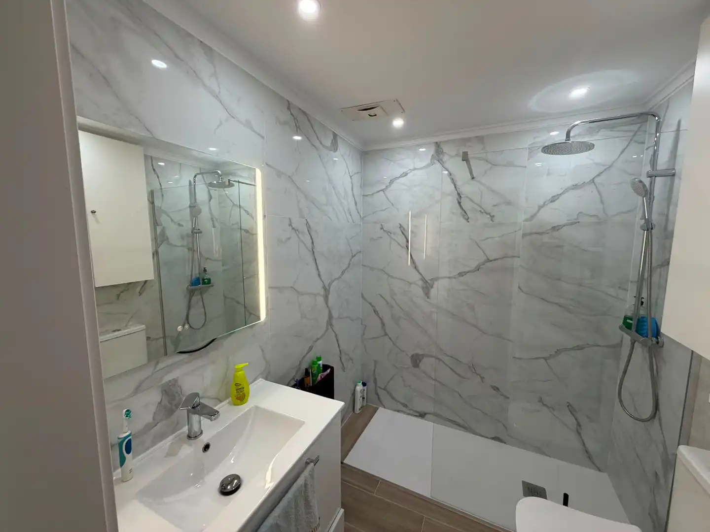 Bathroom of Flat for rent in Torrevieja  with Air Conditioner, Parquet flooring and Furnished