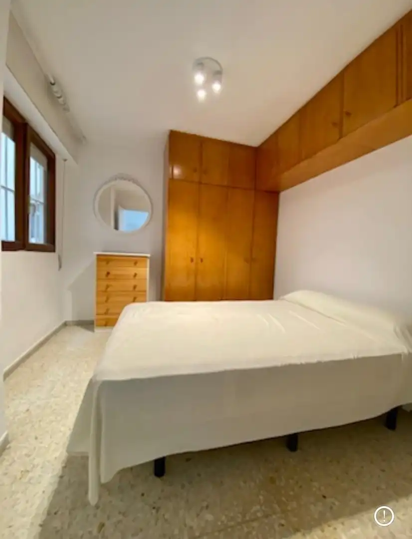 Dormitori de Apartament de lloguer en Almería amb Aire condicionat, Terrassa i Moblat
