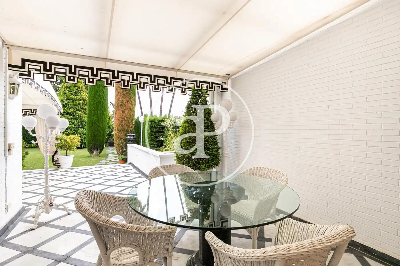 Terrasse von Einfamilien-Reihenhaus zum Verkauf in Barcelona mit Klimaanlage, Heizung und Privatgarten