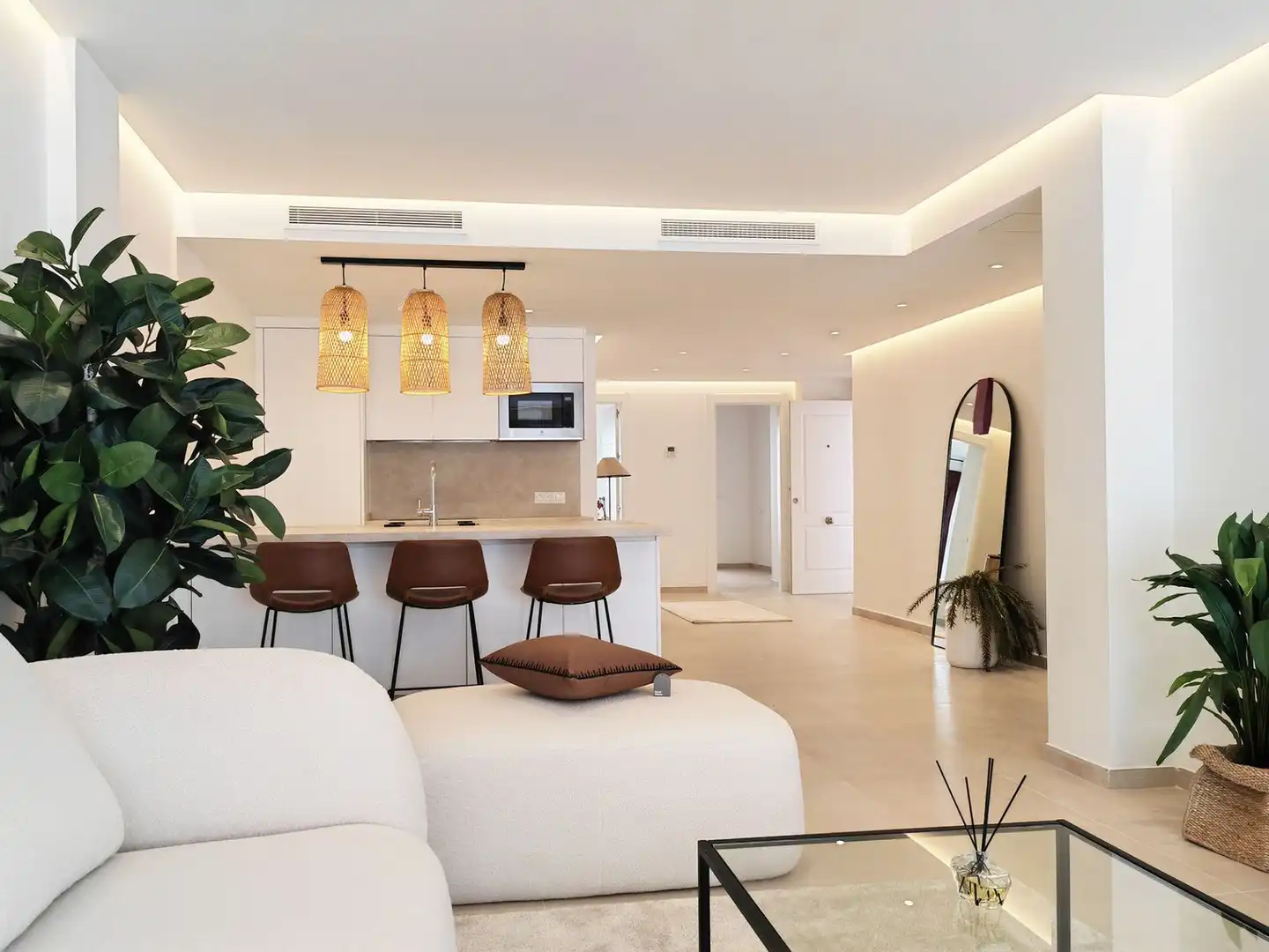 Sala d'estar de Apartament en venda en Marbella amb Moblat i Piscina comunitària